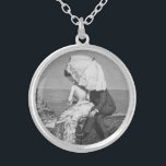 Vintage Wedding, Neuauflage am Strand Versilberte Kette<br><div class="desc">Die Vintage Kunstillustrierung Viktorianische Schwarz-Weiß-Liebe und Romantik-Bild mit einem Mann und einer Frau,  die auf einem Felsen am Meeresufer sitzen,  die Dame hält einen Sonnenschirm,  um sie vor der Sonne zu schützen. Künstler: Percy Tarrant,  1886.</div>