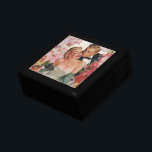 Vintage Wedding, Retro Bridge und Groom Newlyweds Geschenkbox<br><div class="desc">Vintage Illustration Liebe und Romantik Design mit einer Braut in ihrem Hochzeitskleid und dem Bräutigam in seinem Smoking. Das glückliche Paar,  das frisch verheiratet ist,  ist von schönen Blume umgeben,  die in Rosa und Weiß gehalten sind.</div>