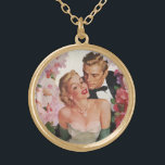 Vintage Wedding, Retro Bridge und Groom Newlyweds Vergoldete Kette<br><div class="desc">Vintage Illustration Liebe und Romantik Design mit einer Braut in ihrem Hochzeitskleid und dem Bräutigam in seinem Smoking. Das glückliche Paar,  das frisch verheiratet ist,  ist von schönen Blume umgeben,  die in Rosa und Weiß gehalten sind.</div>
