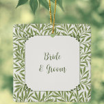 Vintage Wedding, Viktorianisch Willow Blätter Patt Keramikornament<br><div class="desc">Einfach zu anpassen Weihnachts-Ornament,  fügen Sie einfach Ihre Informationen! Vintage Illustration Viktorianisches Green Willow Leaf Muster,  originelles Design von William Morris. Eine schöne Wahl für eine Frühjahrshochzeit im Garten.</div>