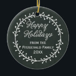 Vintage Weihnachtsfeiertage in Chalkboard Keramikornament<br><div class="desc">Verteilen Sie Ihren Weihnachtsjubeln mit diesen festlichen Leckereien mit einem Vintagen Chalkboard-Stil mit einem Weihnachtskranz und der Saison Gruß "Happy Holidays" in einem kursiven Skript-Schriftart mit individualisierbarem Text für Ihren Namen und das Jahr.</div>