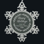 Vintage Weihnachtsfeiertage in Chalkboard Schneeflocken Zinn-Ornament<br><div class="desc">Verteilen Sie Ihren Weihnachtsjubeln mit diesen festlichen Leckereien mit einem Vintagen Chalkboard-Stil mit einem Weihnachtskranz und der Saison Gruß "Happy Holidays" in einem kursiven Skript-Schriftart mit individualisierbarem Text für Ihren Namen und das Jahr.</div>