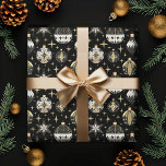 Vintage Weihnachtsschmuck Geschenkpapier<br><div class="desc">Dieses Vintage Geschenkverpackungsdesign bringt all diese guten nostalgischen Gefühle. Die Geschenkpackung weist ein schönes und elegantes Muster aus Vintagen,  schwarz-goldenen Glasschmuck auf.</div>