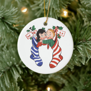 Vintage-Weihnachtsstrümpfe mit süßen Kindern Keramik Ornament