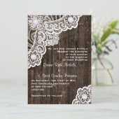 Vintage weiße Spitze auf alte Holzhochzeit Einladung (Stehend Vorderseite)