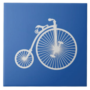 Vintage weißes Fahrrad auf Blau Fliese