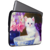 Vintage White Kitten mit Lila Band Laptopschutzhülle (Vorne Rechts)