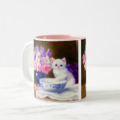 Vintage White Kitten mit Lila Band Zweifarbige Tasse (Vorderseite Links)