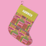 Vintage Word Collage 1970er Stil Personalisiert Großer Weihnachtsstrumpf<br><div class="desc">Mit diesem gemusterten Strumpf mit einer Collage von Weihnachtsgrüßen und Redewendungen in einer Farbpalette von Rosa,  Orange,  Rot,  Grün und Kalkgrün im Stil der 70er Jahre können Sie Ihre Weihnachtsgeschenke mit Freude genießen. Ihr Name erscheint oben im Retrostil mit weißer Schrift vor einem Kalkgrün.</div>