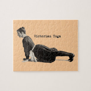 Vintage Yoga-Frau, die vor der Pose von Hunden nac Puzzle