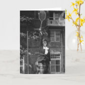 Vintage Zwanzigerjahre Tennis-Mode Karte (Gelbe Blume)