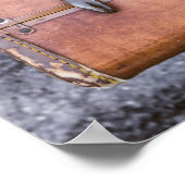 Vintager, abgetragener Koffer auf der Straßenseite Poster (Ecke)