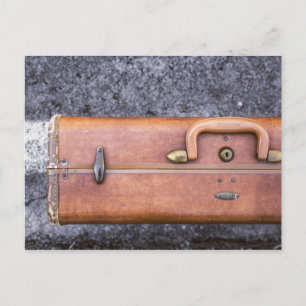 Vintager, abgetragener Koffer auf der Straßenseite Postkarte