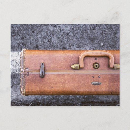 Vintager, abgetragener Koffer auf der Straßenseite Postkarte (Vorderseite)