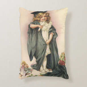 Vintager Abschluss, Mädchen mit einer Kappe und ei Dekokissen