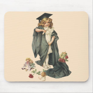 Vintager Abschluss, Mädchen mit einer Kappe und ei Mousepad