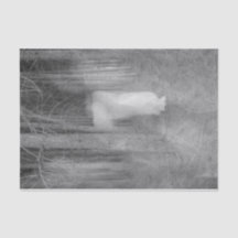 Vintager Angel Schwarz-Weiß-Spaziergang im Wald