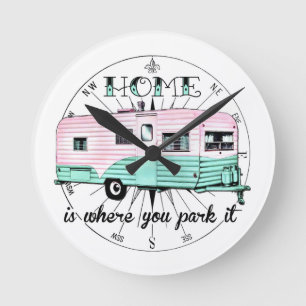 Vintager Anhänger - Zuhause parken Sie dort Runde Wanduhr