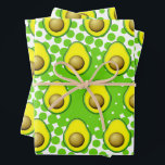 Vintager Avocado Zeichnend Geschenkpapier Set<br><div class="desc">Avocado zeichnend mit Halbtoneffekten auf Bild angewendet. Maßgeschneidertes Verpackungspapier Hintergrund mit grünen Punkten. Geschenkidee für Avocadoliebhaber jeden Alters.</div>