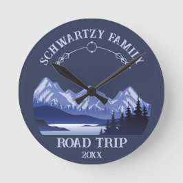 Vintager Berg Sonnenuntergang Außensee Retreat bla Runde Wanduhr