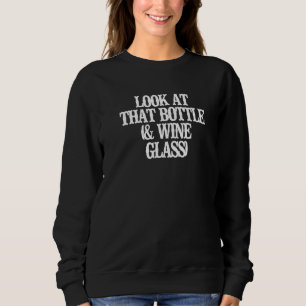 Vintager Blick auf diese Flasche und das Weinglas Sweatshirt