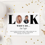 Vintager Blick Wer ist Geburtstag Foto Einladung<br><div class="desc">Diese einzigartige 60. Geburtstagsfeier lädt zu jeder Geburtstagsfeier ein. Ersetzen Sie die Fotos durch ein eigenes Kind und aktuelle Fotos und passen Sie den Text Ihren Wünschen an. Das Alter kann auf Ihr Alter geändert werden. Die Rückseite der Karte ist schwarz, diese kann geändert oder entfernt werden, falls gewünscht. Für...</div>