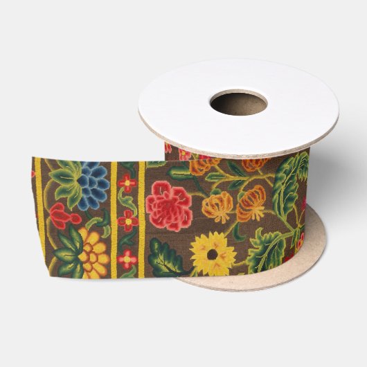 Vintager, blumenbestickter Teppichboden, lebhafte Satinband (Spule)