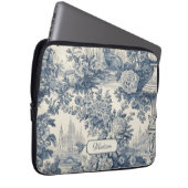 Vintager Blumenchic Blue Toile de jouy Monogram Laptopschutzhülle (Vorne Rechts)