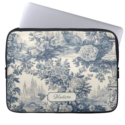 Vintager Blumenchic Blue Toile de jouy Monogram Laptopschutzhülle (Vorderseite)