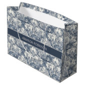 Vintager Blumendamast Blauer Toile de jouy Monogra Große Geschenktüte (Rückseite Schrägansicht)