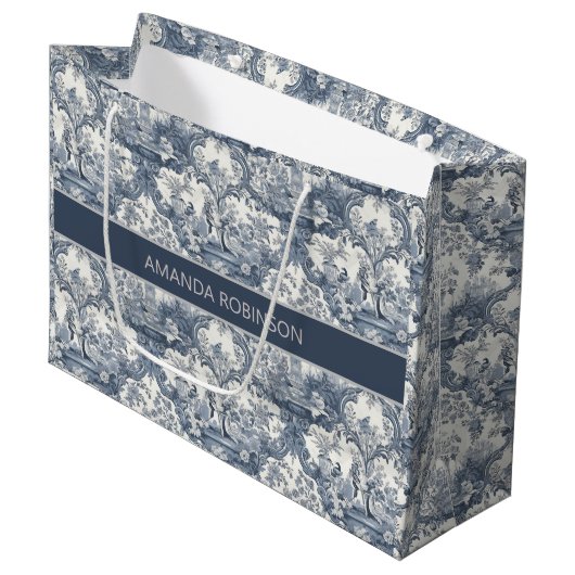 Vintager Blumendamast Blauer Toile de jouy Monogra Große Geschenktüte (Vorderseite Schrägansicht)