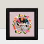 Vintager Blumenring Benutzerdefiniertes Foto Gesch Erinnerungskiste<br><div class="desc">Unser Vintages Blumenring Custom Text Foto Geschenk ist ein einzigartiges, personalisiertes Produkt, das für jeden Anlass perfekt ist. Sie können Ihren Text und Ihr Foto hinzufügen, um ihn für Ihre Lieben unvergesslich zu machen. Unser Produkt ist ideal für diejenigen, die woll haben, ihren Freunden und ihrer Familie nachdenkliche und personalisierte...</div>