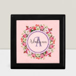 Vintager Blumenring, benutzerdefiniertes Monogramm Erinnerungskiste<br><div class="desc">Erhöhen Sie Ihren Stil mit unserem Vintagen floralen Monogram Design. Der wunderschöne blumengeschmückte Hintergrund und die aufwändige Rose machen dieses Design zu einem besonderen Erlebnis. Passen Sie Ihre Initialen oder jeden gewollt Text an, um ein einzigartiges und persönliches Monogramm zu erstellen, das Sie wirklich repräsentiert. Ideal, um Ihrer Wohngestaltung eine...</div>