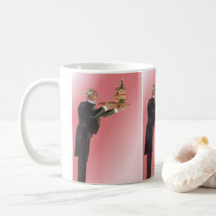Vintager Butler in einem Tuxedo Wein auf Tray serv Kaffeetasse