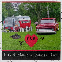Vintager Camper-Anhänger und LKW-Valentinstag