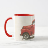 Vintager Charme: Roter LKW, der Weihnachtsbaum trä Tasse (Links)