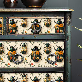 Vintager cremefarbener Käfer Entfärbung Seidenpapier