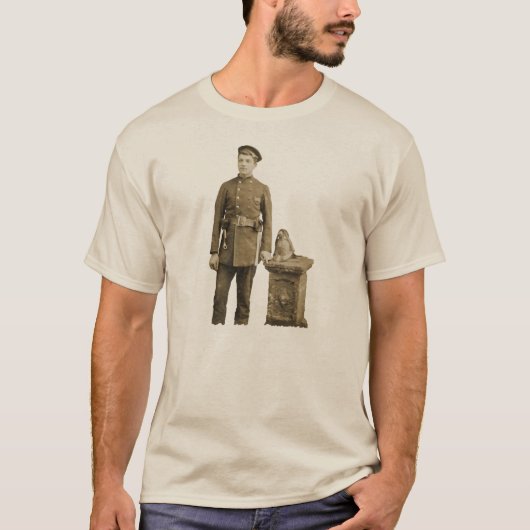 Vintager Feuerwehrmann des 19. Jahrhundertsmit T-Shirt (Vorderseite)
