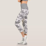 Vintager französischer Chariot von Dawn Toile de J Capri Leggings<br><div class="desc">Wunderschön rekonstruierte nahtlose Vintage französische Jugendtoilette,  inspiriert von Guido Renis Skulptur Le Char de L'Aurore ca 1790 Kupferstich auf Textilien. Dieses komplexe Muster zeigt Szenen griechischer Götter und Göttinnen,  Tempel,  exotische Tiere,  mythische Meereslebewesen und Fantasielandschaften.</div>