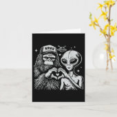 Vintager Funny Bigfoot und Alien Handzeichen Karte (Gelbe Blume)