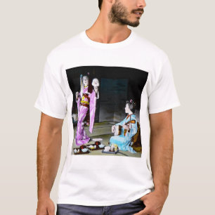 Vintager Geisha, der klassisches Noh Tanzen übt T-Shirt