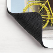 Vintager gelber Fahrrad- und Blumenkorb Mousepad (Ecke)
