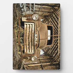 Vintager GMC-Lkw in rustikalem Stall 1949-55 Fotoplatte