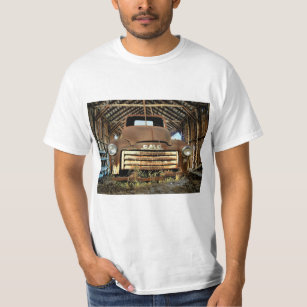 Vintager GMC-Lkw in rustikalem Stall 1949-55 T-Shirt