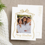Vintager Goldbow Frohe Weihnachts-Foto Feiertagspostkarte<br><div class="desc">Feiern Sie die Urlaubssaison mit dieser bezaubernden Weihnachtspostkarte mit dem Foto Ihrer Familie, gerahmt von einem festlichen Goldbogen und Band auf einem knusprigen weißen Hintergrund. "Frohe Weihnachten" ist elegant geschrieben in einem bezaubernden Gold handgeschriebenen Drehbuch, mit Platz, um Ihren Familiennamen unten zu personalisieren. Auf der Rückseite der Postkarte wird Ihre...</div>