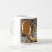 Vintager Goldkompass auf antiker Piratenkarte Kaffeetasse (Vorderseite Links)
