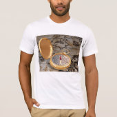 Vintager Goldkompass auf antiker Piratenkarte T-Shirt (Vorderseite)
