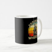 Vintager Groundhog Whisperer Silhouette Geschenkbo Kaffeetasse (VorderseiteRechts)