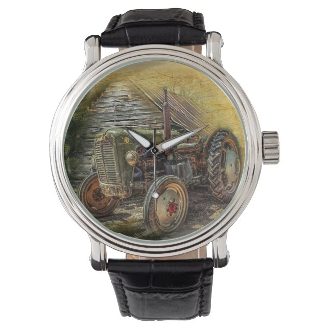 Vintager grüner Traktor Rustikaler alter Stall Armbanduhr (Vorderseite)