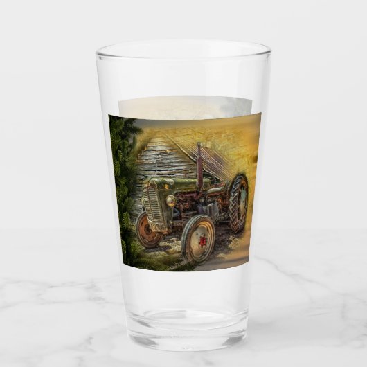 Vintager grüner Traktor Rustikaler alter Stall Glas (Vorderseite)